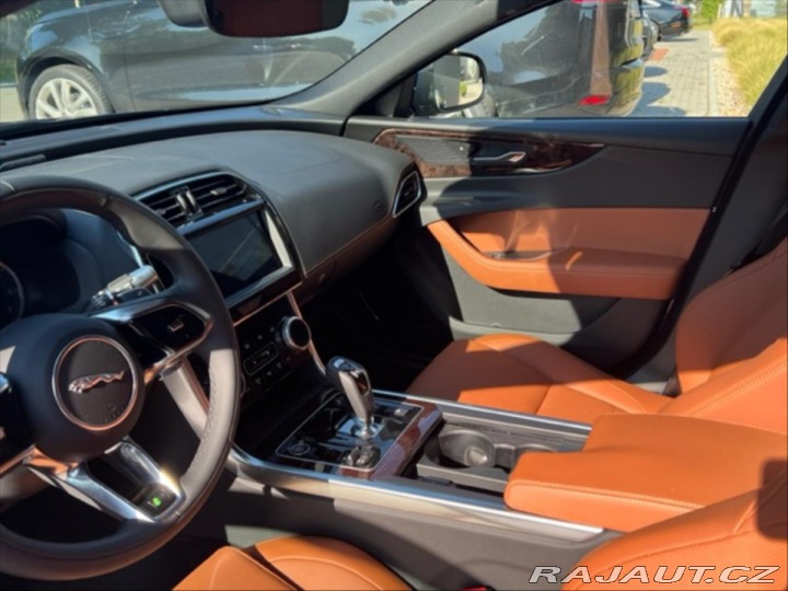 Jaguar XE 2,0 ihned k odběru R-Dyn 2023