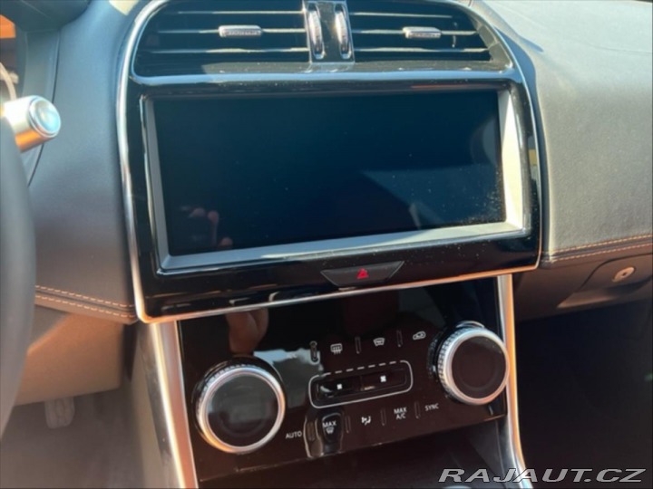 Jaguar XE 2,0 ihned k odběru R-Dyn 2023