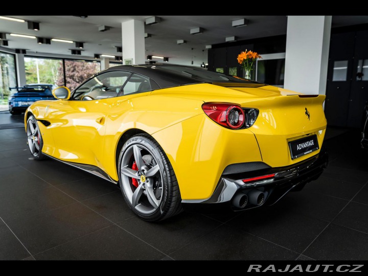 Ferrari Portofino Modrý Karbon/Pass.Display 2020