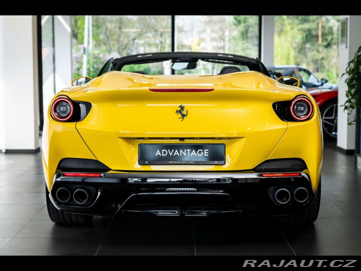 Ferrari Portofino Modrý Karbon/Pass.Display 2020