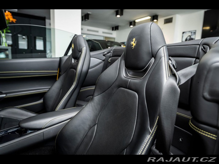 Ferrari Portofino Modrý Karbon/Pass.Display 2020