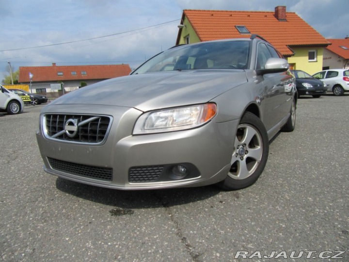 Volvo V70 1,6 Momentum, servisní kn 2009