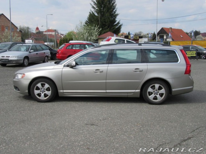 Volvo V70 1,6 Momentum, servisní kn 2009