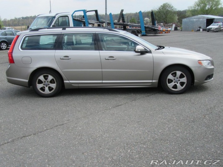Volvo V70 1,6 Momentum, servisní kn 2009