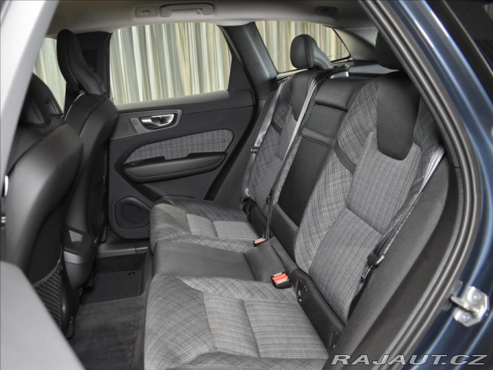 Volvo XC60 2,0 B4 FWD Bezklíč,BLIS 2022