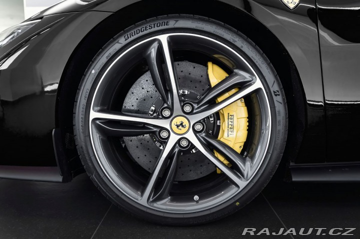 Ferrari 296 GTB Nero / Skladem 1800