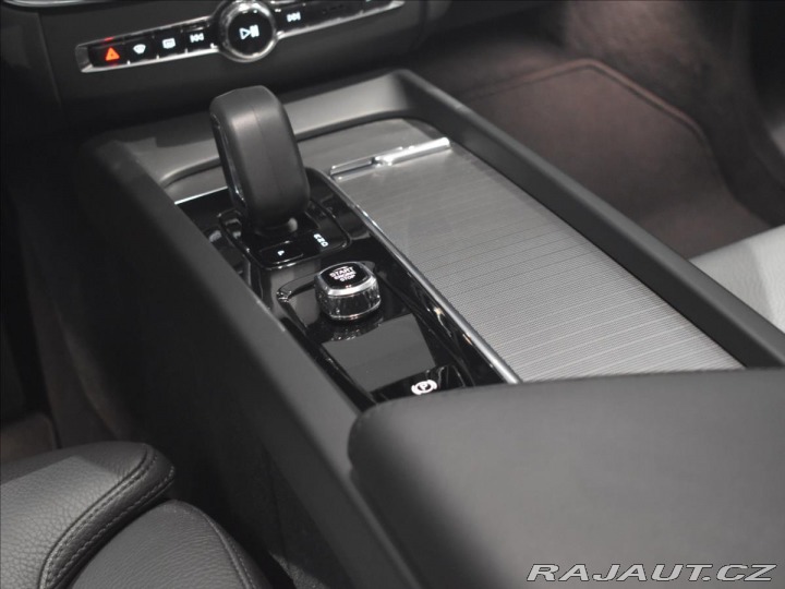Volvo XC60 2,0 B4 AWD Plus Dark Bezk 2023