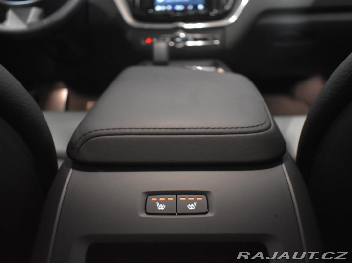 Volvo XC60 2,0 B4 AWD Plus Dark Bezk 2023