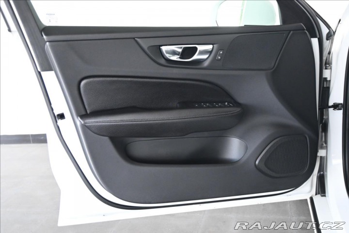 Volvo V60 2,0 D4 140kW Momentum Zár 2019