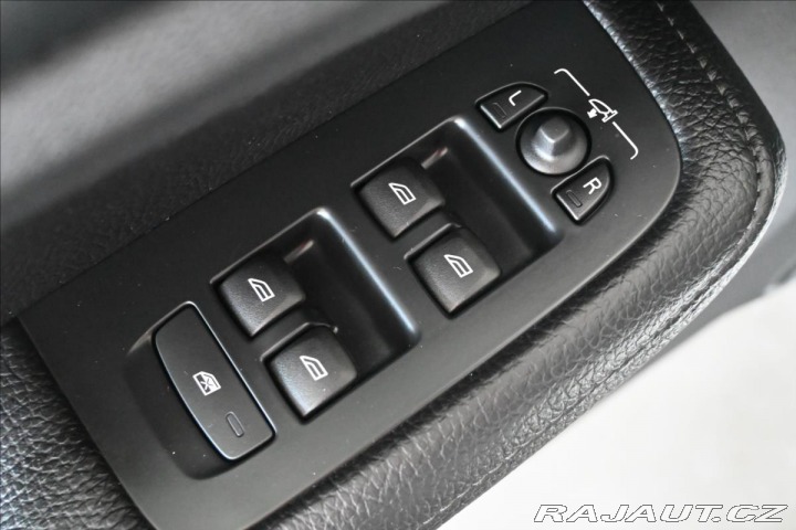 Volvo V60 2,0 D4 140kW Momentum Zár 2019