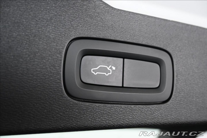 Volvo V60 2,0 D4 140kW Momentum Zár 2019