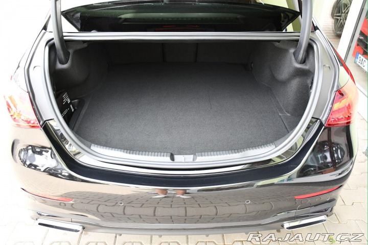 Mercedes-Benz C 400e 4M HYBRID PANO ZÁRUK 2023