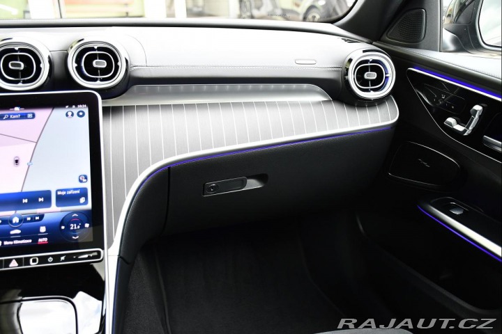 Mercedes-Benz C 400e 4M HYBRID PANO ZÁRUK 2023
