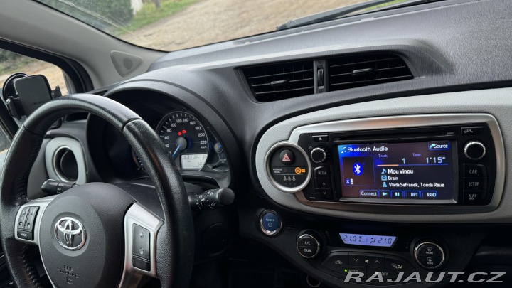 Toyota Yaris Hybrid 2013