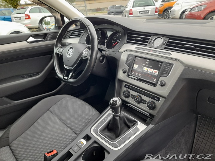 Volkswagen Passat 2,0 TDI 110 KW 2X PNEU SK 2015