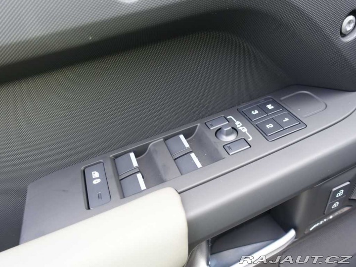 Land Rover Defender 110 3,0 X-Dynamic SE D200 2025