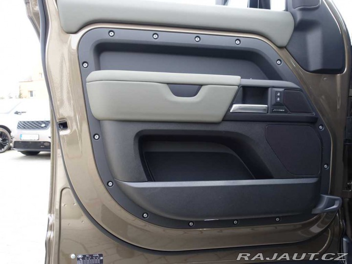 Land Rover Defender 110 3,0 X-Dynamic SE D200 2025