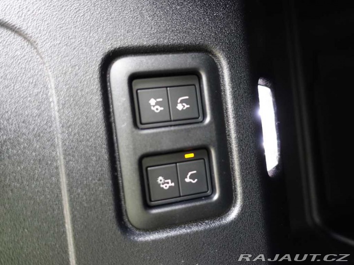 Land Rover Defender 110 3,0 X-Dynamic SE D200 2025