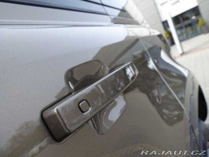 Land Rover Defender 110 3,0 X-Dynamic SE D200 2025