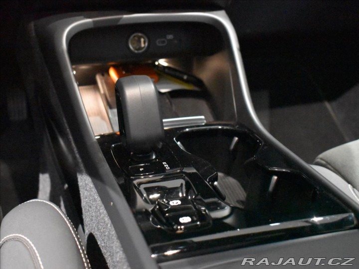 Volvo XC40 2,0 B4 Ult panorama,bezkl 2023