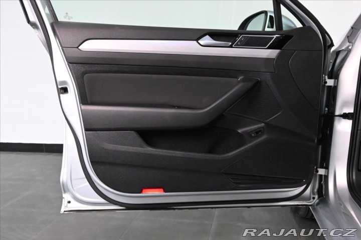 Volkswagen Passat 2,0 TDi 110kW Business Zá 2021