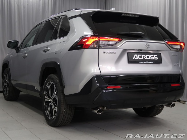Suzuki Across 2,5 PHEV 4x4-vůz na cestě 2025