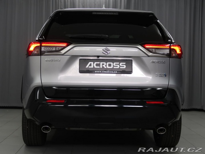 Suzuki Across 2,5 PHEV 4x4-vůz na cestě 2025