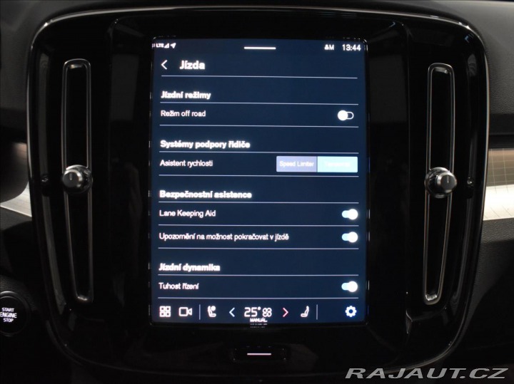 Volvo XC40 2,0 B3 Plus Dark Bezklíč 2023