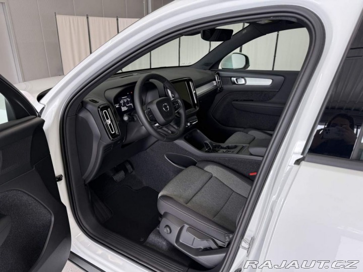 Volvo XC40 B3 2.0L 163 HP AT7 FWD CO 2025