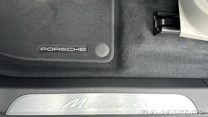 Porsche Macan 4 Electric 2024