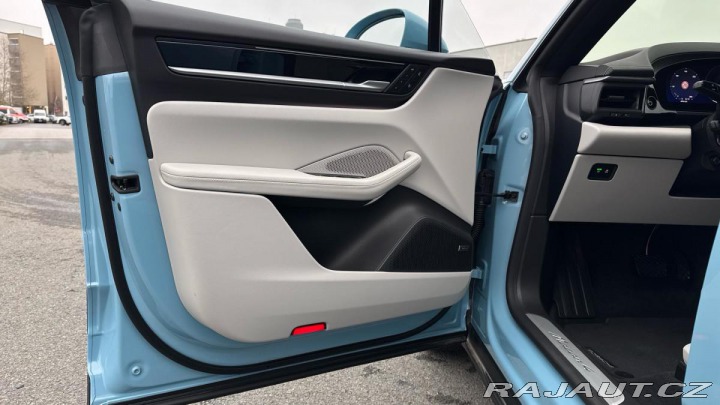 Porsche Macan 4 Electric 2024