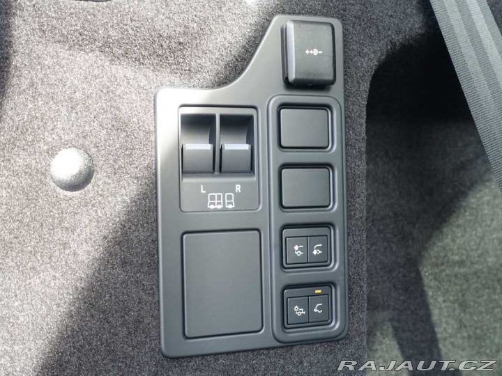 Land Rover Discovery 5 3,0 S D250 4x4 7 míst 2024