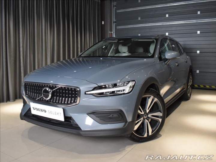 Volvo V60 2,0 CC B4 AWD Core BEZKLÍ 2023