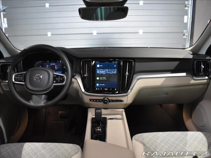 Volvo V60 2,0 B4 AWD Core BEZKLÍČ 2023