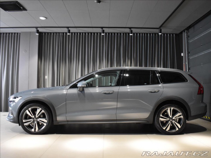Volvo V60 2,0 CC B4 AWD BEZKLÍČ 2023