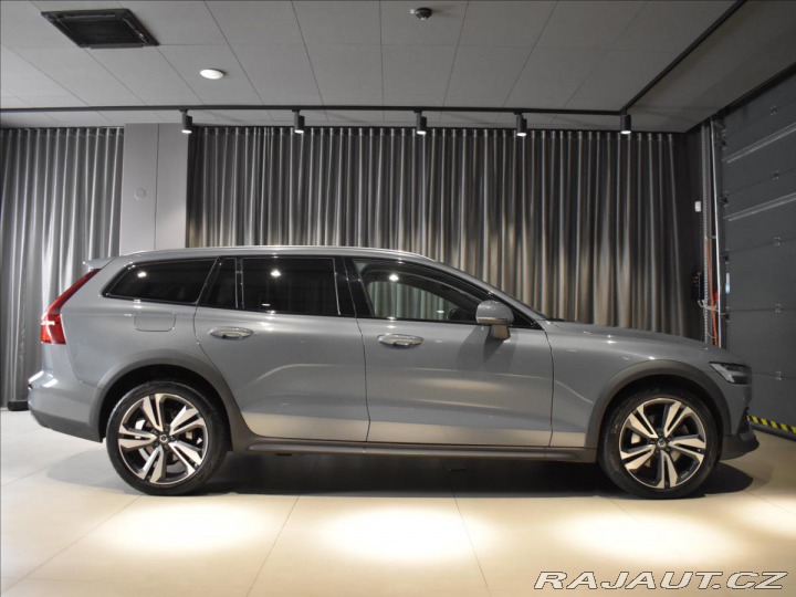 Volvo V60 2,0 CC B4 AWD BEZKLÍČ 2023