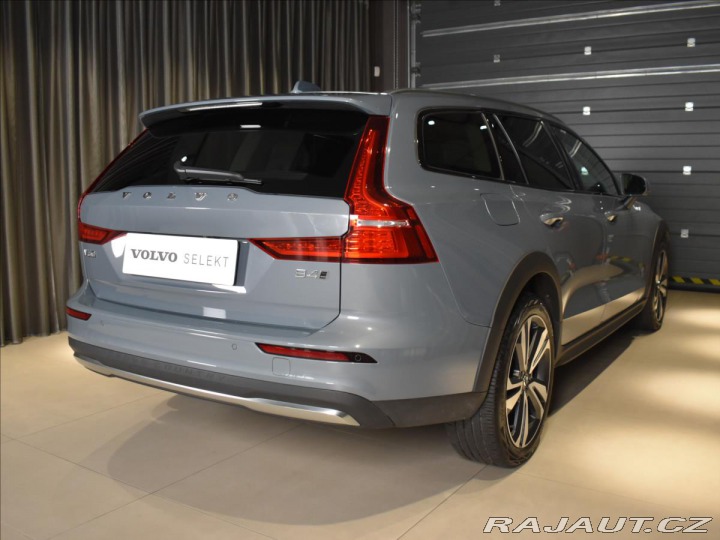 Volvo V60 2,0 B4 AWD Core BEZKLÍČ 2023