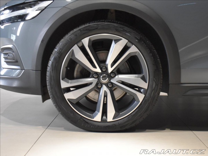 Volvo V60 2,0 B4 AWD Core BEZKLÍČ 2023