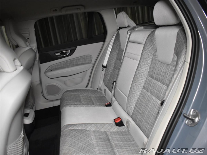 Volvo V60 2,0 CC B4 AWD Core BEZKLÍ 2023