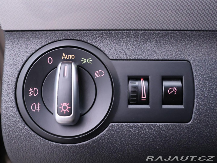 Volkswagen Touran 1,6 TDI DSG Match Navi 1. 2012