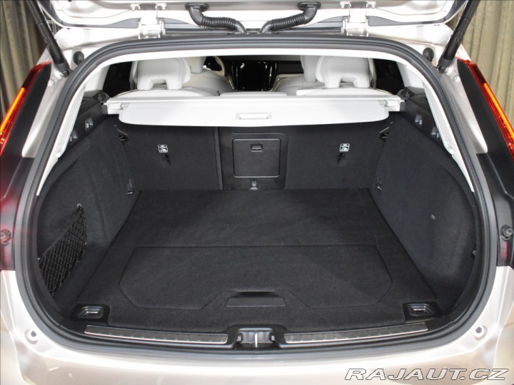 Volvo V60 2,0 B4 Plus Dark DCT 2024