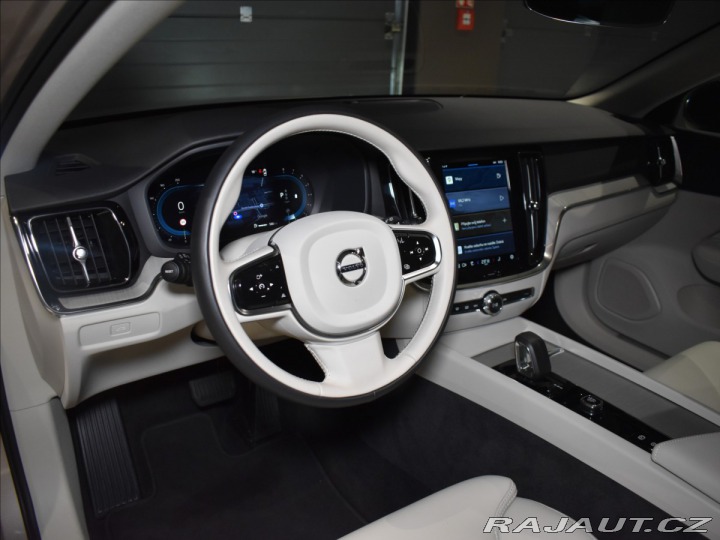 Volvo V60 2,0 B4 Plus Dark DCT 2024