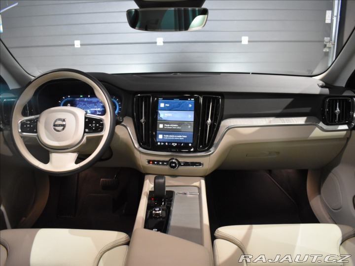 Volvo V60 2,0 B4 Plus Dark DCT 2024