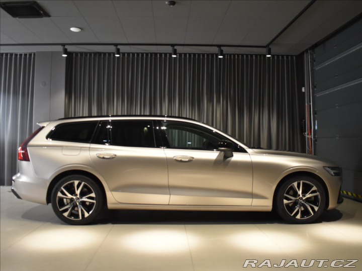 Volvo V60 2,0 B4 Plus Dark DCT 2024