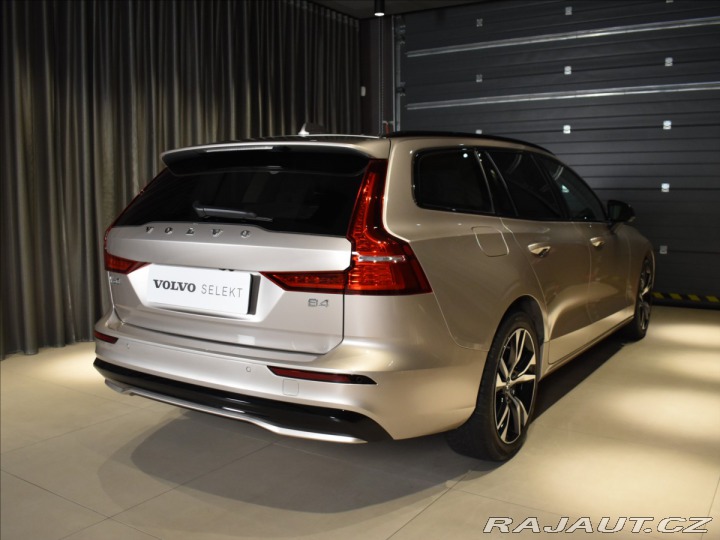 Volvo V60 2,0 B4 Plus Dark DCT 2024