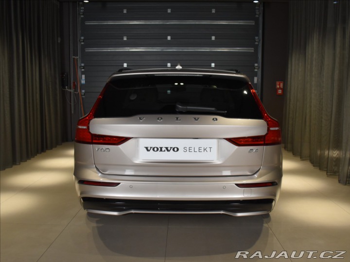 Volvo V60 2,0 B4 Plus Dark DCT 2024