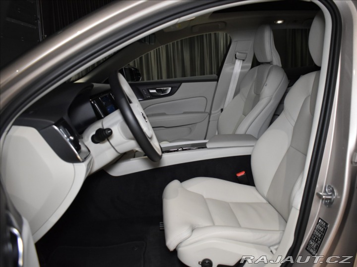 Volvo V60 2,0 B4 Plus Dark DCT 2024