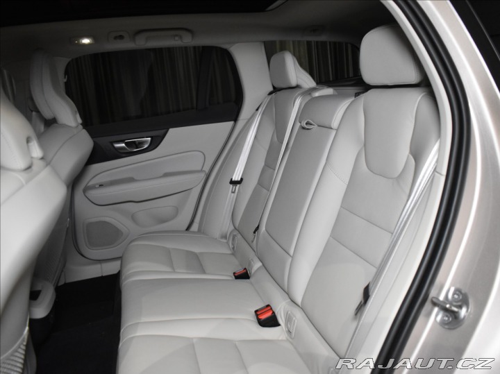 Volvo V60 2,0 B4 Plus Dark DCT 2024