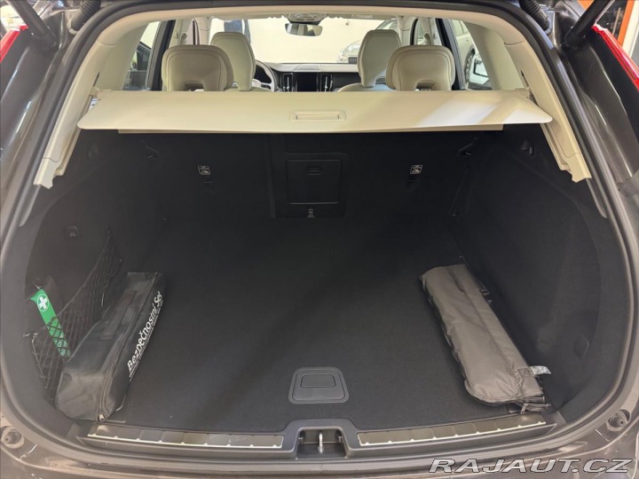 Volvo XC60 2,0 B4 AWD Plus Dark 8837 2024