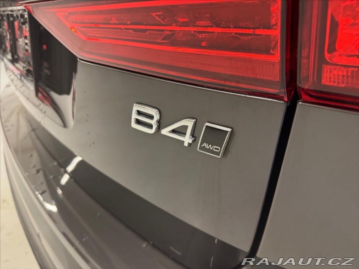 Volvo XC60 2,0 B4 AWD Plus Dark 8837 2024